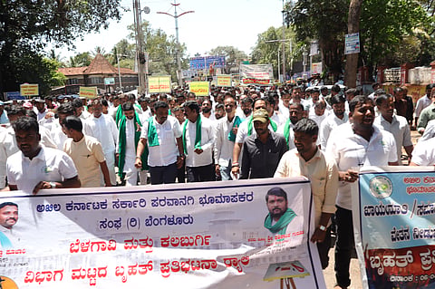 ಬೆಳಗಾವಿ ನಗರದ ಚನ್ನಮ್ಮ ವೃತ್ತದಲ್ಲಿ ಪರವಾನಗಿ ಭೂಮಾಪಕರು, ರೈತ ಸಂಘದ ಕಾರ್ಯಕರ್ತರು ಪ್ರತಿಭಟನೆ ನಡೆಸಿದರು. ಶಶಿಕಾಂತ ಗುರೂಜಿ, ಚೂನಪ್ಪ ಪೂಜೇರಿ, ಶಿವಾನಂದ ಮುಗಳಿಹಾಳ ಇತರರಿದ್ದರು.