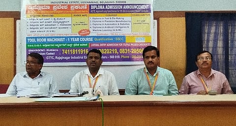 ಬೆಳಗಾವಿ ನಗರದ ವಾರ್ತಾ ಭವನದಲ್ಲಿ ಸುದ್ದಿಗೋಷ್ಠಿಯಲ್ಲಿ ಯಲ್ಲಪ್ಪ ಸವದತ್ತಿ ಮಾತನಾಡಿದರು. ಬಿ.ಜಿ.ಮೊಗೇದ, ಬಸವರಾಜ ಪಾಟೀಲ ಇತರರಿದ್ದರು.