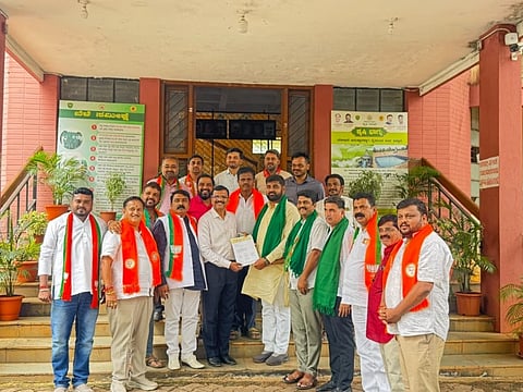  ಬೆಳಗಾವಿ ನಗರದ ಕೃಷಿ ಇಲಾಖೆಯ ಆವರಣದಲ್ಲಿ ಗುರುವಾರ ಕೃಷಿ ಇಲಾಖೆ ಜಂಟಿ ನಿರ್ದೇಶಕ ಎಚ್.ಡಿ.ಕೋಳೇಕರಗೆ ಬಿಜೆಪಿ ನಿಯೋಗ ಮನವಿ ಸಲ್ಲಿಸಿತು. ಸುಭಾಷ ಪಾಟೀಲ,ಸಂಜಯ ಪಾಟೀಲ,  ಅರವಿಂದ ಪಾಟೀಲ ಇತರರಿದ್ದರು.