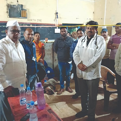 ಮಹಾರಾಷ್ಟ್ರದ ಗಡಹಿಂಗ್ಲಜ ತಾಲೂಕಿನ ಸಾಂಬರೆ ಗ್ರಾಮದಲ್ಲಿ ಜನರಿಗೆ ಕೆಎಲ್‌ಇ ಡಾ.ಪ್ರಭಾಕರ ಕೋರೆ ಆಸ್ಪತ್ರೆ ಮತ್ತು ವೈದ್ಯಕೀಯ ಸಂಶೋಧನಾ ಕೇಂದ್ರದ ವೈದ್ಯರ ತಂಡ ಚಿಕಿತ್ಸೆ ನೀಡಿತು.