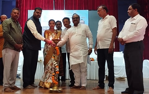 ಬೆಳಗಾವಿ ನಗರದ ಕುಮಾರ ಗಂಧರ್ವ ರಂಗಮಂದಿರದಲ್ಲಿ ಬುಧವಾರ  ಹಮ್ಮಿಕೊಂಡಿದ್ದ ಆರೋಗ್ಯ ತಪಾಸಣೆ ಶಿಬಿರ ಕಾರ್ಯಕ್ರಮವನ್ನು ಮೇಯರ್ ಪ್ರೀತಿ ಕಾಮಕರ ಉದ್ಘಾಟಿಸಿದರು. ಹನುಮಂತ ಕೊಂಗಾಲಿ, ಮುರುಳಿ  ಸಾಲಪ್ಪ,   ಕಾರ್ತಿಕ್ ಎಂ. ಇತರರಿದ್ದರು.