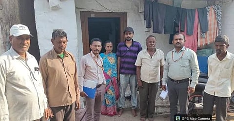ಹುಕ್ಕೇರಿ ತಾಲೂಕಿನ ಇಸ್ಲಾಂಪುರ ಗ್ರಾಮದ ಸತೀಶ ಮಾನಗಾಂವಿ ಕುಟುಂಬದೊಂದಿಗೆ ಅಧಿಕಾರಿ ಮಹಾಂತೇಶ ಹಿರೇಮಠ, ಬಸವರಾಜ ಧೂಶಿ ಇತರರಿದ್ದರು.