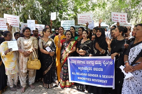 ಬೆಳಗಾವಿ ನಗರದ ಜಿಲ್ಲಾಧಿಕಾರಿ ಕಚೇರಿ ಆವರಣದಲ್ಲಿ ಸೋಮವಾರ ಲಿಂಗತ್ವ ಅಲ್ಪಸಂಖ್ಯಾತರು ಪ್ರತಿಭಟನೆ ನಡೆಸಿದರು.