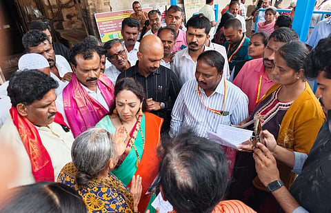  ಮೇಲುಕೋಟೆ ಚೆಲುವನಾರಾಯಣಸ್ವಾಮಿ ದರ್ಶನ ಪಡೆದ ರಾಜ್ಯ ಮಹಿಳಾ ಆಯೋಗದ ಅಧ್ಯಕ್ಷೆ ಡಾ.ನಾಗಲಕ್ಷ್ಮೀ ಚೌಧರಿಗೆ ಸ್ಥಳೀಯರು ಮನವಿ ಸಲ್ಲಿಸಿದರು. 
