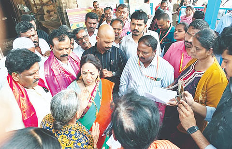 ಮೇಲುಕೋಟೆ ಚೆಲುವನಾರಾಯಣಸ್ವಾಮಿ ದರ್ಶನ ಪಡೆದ ರಾಜ್ಯ ಮಹಿಳಾ ಆಯೋಗದ ಅಧ್ಯಕ್ಷೆ ಡಾ.ನಾಗಲಕ್ಷ್ಮೀ ಚೌಧರಿಗೆ ಸ್ಥಳೀಯರು ಮನವಿ ಸಲ್ಲಿಸಿದರು. 
