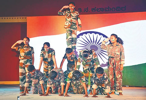 ಮೇಲುಕೋಟೆಯ ಸರ್ಕಾರಿ ಹಿರಿಯಪ್ರಾಥಮಿಕ ಬಾಲಕರ ಶಾಲಾವಾರ್ಷಿಕೋತ್ಸವದಲ್ಲಿ ಹಿರಿಯ ಪ್ರಾಥಮಿಕ ಬಾಲಕರ ಶಾಲೆಯ ಮಕ್ಕಳ ದೇಶಪ್ರೇಮ ಬಿಂಬಿಸುವ ನೃತ್ಯ ಪ್ರೇಕ್ಷಕರ ಮನಸೂರೆಗೊಂಡಿತು. 