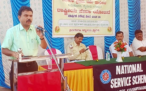 ಬಡಗಲಹುಂಡಿಯಲ್ಲಿ ಗುರುವಾರ ಕುವೆಂಪುನಗರ ಸರ್ಕಾರಿ ಪ್ರಥಮ ದರ್ಜೆ ಕಾಲೇಜು ಆಯೋಜಿಸಿದ್ದ  ಎನ್‌ಎಸ್‌ಎಸ್ ಶಿಬಿರದಲ್ಲಿ ‘ಜನಪದದಲ್ಲಿ ವೈಚಾರಿಕತೆ’ ಕುರಿತು ಜನಪರ ಸಾಹಿತ್ಯ ಪರಿಷತ್ ರಾಜ್ಯಾಧ್ಯಕ್ಷ ಡಾ.ಎಂ. ಮಹೇಶ್ ಚಿಕ್ಕಲ್ಲೂರು ಉಪನ್ಯಾಸ ನೀಡಿದರು. ಅಂಶಿ ಪ್ರಸನ್ನಕುಮಾರ್, ಡಾ.ಆರ್. ಗುರುಸ್ವಾಮಿ, ಡಾ.ವಿಷಕಂಠ, ನಾಗೇಂದ್ರಕುಮಾರ್, ರಾಮಚಂದ್ರೇಗೌಡ ಇದ್ದರು.