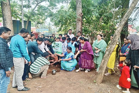 ಎನ್.ಆರ್.ಪುರ ಪಟ್ಟಣದ ಕೆಪಿಎಸ್ ಶಾಲೆಯಲ್ಲಿ ವಿಶ್ವ ಪರಿಸರ ದಿನಾಚರಣೆ ಕಾರ್ಯಕ್ರಮಕ್ಕೆ ಬಿಇಓ ಶಬಾನಾಅಂಜುಮ್ ಗಿಡ ನೆಡುವುದರ ಮೂಲಕ ಚಾಲನೆ ನೀಡಿದರು. 
