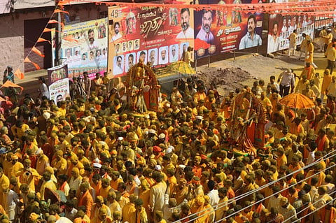ಸವದತ್ತಿ ಗ್ರಾಮದೇವಿ ಜಾತ್ರಾ ಮಹೋತ್ಸವದ ಮೂರನೇ  ದಿನವಾದ ಬುಧವಾರ ನಗರ ಭಕ್ತಿ, ಭಂಡಾರ ಮಧ್ಯೆ ಗ್ರಾಮದೇವಿಯರ ಪಲ್ಲಕ್ಕಿ ಉತ್ಸವ ವಿಜೃಂಭಣೆಯಿಂದ ನೆರವೇರಿತು.