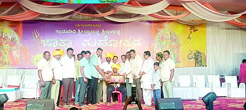 ಸವದತ್ತಿ ನಗರದ ಗ್ರಾಮದೇವಿಯರ ಜಾತ್ರೆ ಅಂಗವಾಗಿ ಹಮ್ಮಿಕೊಂಡಿದ್ದ ಕುಸ್ತಿ ಪಂದ್ಯಾವಳಿಯಲ್ಲಿ ವಿಜೇತ ಚಿದಂಬರ ನಿಂಗಪ್ಪ ಹಾದಿಮನಿ ಅವರನ್ನು ಗಣ್ಯರು ಸನ್ಮಾನಿಸಿದರು. ಶಾಸಕ ವಿಶ್ವಾಸ ವೈದ್ಯ, ವಿರೂಪಾಕ್ಷ ಮಾಮನಿ ಹಾಗೂ ಗಣ್ಯರು ಇದ್ದರು.