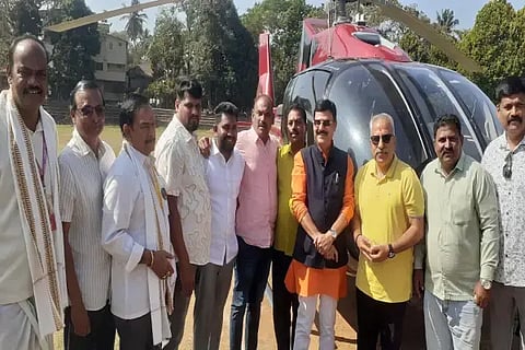 ಸಾಗರದ ಶಾಂತವೇರಿ ಗೋಪಾಲ ಗೌಡ ಕ್ರೀಡಾಂಗಣದಲ್ಲಿ ಶುಕ್ರವಾರ ಹೆಲಿ ಟೂರಿಸಂಗೆ ಶಾಸಕ ಗೋಪಾಲಕೃಷ್ಣ ಬೇಳೂರು ಚಾಲನೆ ನೀಡಿದರು.  ಶ್ರೀನಿವಾಸ್, ಕಿರಣ್ ದೊಡ್ಮನಿ, ರಾಜೀವ್ ಪೈಲೆಟ್ ಇತರರಿದ್ದರು.