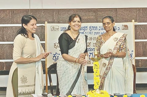 ಸಾಗರದ ಬ್ರಾಸಂನಲ್ಲಿ ಚರಕ ಮಹಿಳಾ ವಿವಿಧೋದ್ದೇಶ ಸಹಕಾರ ಸಂದಿಂದ ಆಯೋಜಿಸಿದ್ದ ಕೈಮಗ್ಗ ಉತ್ಪನ್ನಗಳ ಪ್ರದರ್ಶನ, ಮಾರಾಟ ಮೇಳವನ್ನು ಗಾಯಕಿ ವಿದುಷಿ ವಸುಧಾ ಶರ್ಮ ಉದ್ಘಾಟಿಸಿ ಮಾತನಾಡಿದರು. 