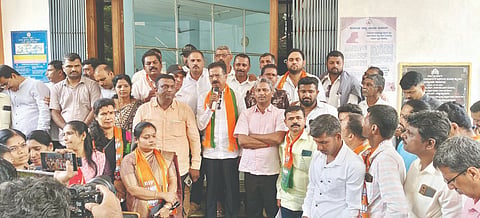 ಸಾಗರ ಎಸಿ ಕಚೇರಿ ಎದುರು ಬಿಜೆಪಿ ಆಯೋಜಿಸಿದ್ದ ಪ್ರತಿಭಟನೆಯಲ್ಲಿ ಬಿಜೆಪಿ ರಾಜ್ಯ ಉಪಾಧ್ಯ ಹರತಾಳು ಹಾಲಪ್ಪ ಮಾತನಾಡಿದರು. ಮಲ್ಲಿಕಾರ್ಜುನ ಹಕ್ರೆ, ಪ್ರಸನ್ನ ಕೆರೆಕೈ, ಟಿ.ಡಿ.ಮೇರಾಜ್​, ಗಣೇಶ್​ ಪ್ರಸಾದ್​, ಮಧುರಾ ಶಿವಾನಂದ್​ ಇತರರಿದ್ದರು.