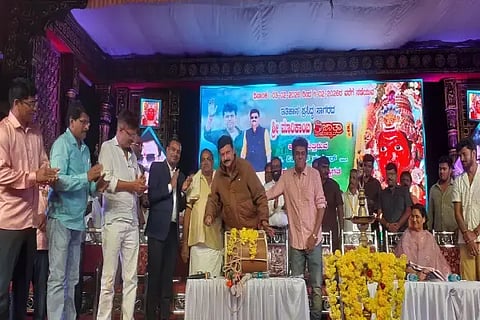 ಮಾರಿಜಾತ್ರೆ ಅಂಗವಾಗಿ ಸಾಗರ ನಗರಸಭೆ ರಂಗಮಂದಿರದಲ್ಲಿ ಆಯೋಜಿಸಿರುವ ಸಾಂಸ್ಕೃತಿಕ ಕಾರ್ಯಕ್ರಮಕ್ಕೆ ಶಾಸಕ ಗೋಪಾಲಕೃಷ್ಣ ಬೇಳೂರು ಚಾಲನೆ ನೀಡಿದರು. ಶಿವರಾಜಕುಮಾರ್, ಗೀತಾ, ಕೆ.ಎನ್.ನಾಗೇಂದ್ರ, ಸುಂದರ ಸಿಂಗ್, ಪ್ರಧಾನ ಕಾರ್ಯದರ್ಶಿ ಗಿರಿಧರ ರಾವ್ ಇತರರಿದ್ದರು.
