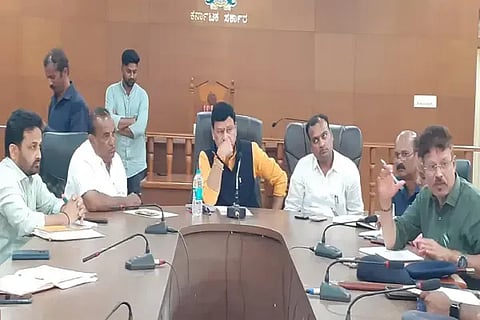 ಸಾಗರ ಮಾರಿಕಾಂಬೆ ಜಾತ್ರೆ ಹಿನ್ನೆಲೆಯಲ್ಲಿ ಆಯೋಜಿಸಿದ್ದ ಅಧಿಕಾರಿಗಳೊಂದಿಗಿನ ಸಭೆಯಲ್ಲಿ ಗೋಪಾಲಕೃಷ್ಣ ಬೇಳೂರು, ವೀರೇಶ್‌ಕುಮಾರ್, ಚಂದ್ರಶೇಖರ್, ಎಚ್.ಕೆ.ನಾಗಪ್ಪ ಇತರರಿದ್ದರು.