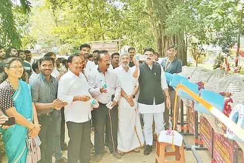 ಸಾಗರ ಉಪವಿಭಾಗೀಯ ಆಸ್ಪತ್ರೆ ಆವರಣದಲ್ಲಿ ಲಯನ್ಸ್ ಕ್ಲಬ್ ಕೊಡುಗಡೆಯಾಗಿ ನೀಡಿದ ಪ್ಲಾಸ್ಟಿಕ್ ಬಾಟಲ್ ಸಂಗ್ರಹ ಘಟಕವನ್ನು ಶಾಸಕ ಗೋಪಾಲಕೃಷ್ಣ ಬೇಳೂರು ವೀಕ್ಷಿಸಿದರು. ಡಾ. ಟಿ.ಪ್ರಸನ್ನ, ಅಶ್ವಿನಿಕುಮಾರ್, ಮಧುಮಾಲತಿ ಇತರರಿದ್ದರು.