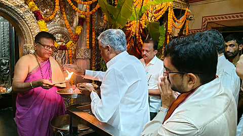 ಸಚಿವ ವಿ.ಸೋಮಣ್ಣ ಅವರು ಶಿರಸಿಯಲ್ಲಿ ಮಾರಿಕಾಂಬೆಯ ದರ್ಶನ ಪಡೆದರು