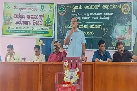 ಶಿಕಾರಿಪುರದಲ್ಲಿ ಆಯೋಜಿಸಿದ್ದ ಆಯುಷ್ ಅಭಿಯಾನದಲ್ಲಿ ಪುರಸಭೆ ವ್ಯವಸ್ಥಾಪಕ ರಾಜ್‌ಕುಮಾರ್ ಮಾತನಾಡಿದರು. ಡಾ. ಜಾಧವ್, ಡಾ. ನದಾಫ್, ಸುರೇಶ್, ಡಾ. ಸಂಜೀವ್ ರಾಥೋಡ್ ಇತರರಿದ್ದರು.