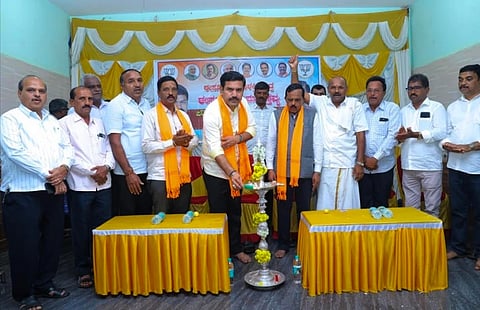 ಈಸೂರು ಗ್ರಾಮದಲ್ಲಿ ಸೌಹಾರ್ದ ಸಂವಾದ ಹಾಗೂ ಗ್ರಾಮ ವಾಸ್ತವ್ಯ ಕಾರ್ಯಕ್ರಮವನ್ನು ಶಾಸಕ ಬಿ.ವೈ.ವಿಜಯೇಂದ್ರ ಉದ್ಘಾಟಿಸಿದರು. ಕೆ.ಎಸ್​.ಗುರುಮೂರ್ತಿ, ಹನುಮಂತಪ್ಪ ಸಂಕ್ಲಾಪುರ, ಈಸೂರು ಹುಚ್ಚಪ್ಪ, ಸುರೇಶ್​ ನಾಯ್ಕ ಇತರರಿದ್ದರು.