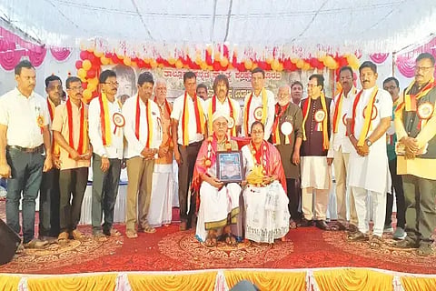 ಸೊರಬದಲ್ಲಿ ಆಯೋಜಿಸಿದ್ದ 10ನೇ ತಾಲೂಕು ಕನ್ನಡ ಸಾಹಿತ್ಯ ಸಮ್ಮೇಳನದದಲ್ಲಿ ಶ್ರೀಪಾದ ಬಿಚ್ಚುಗತ್ತಿ ಅವರನ್ನು ಸನ್ಮಾನಿಸಲಾಯಿತು. ಮಧು ಬಂಗಾರಪ್ಪ, ಡಿ.ಮಂಜುನಾಥ್, ಷಣ್ಮುಖಾಚಾರ್, ಪ್ರಜ್ವಲ್ ಚಂದ್ರಗುತ್ತಿ ಇತರರಿದ್ದರು.