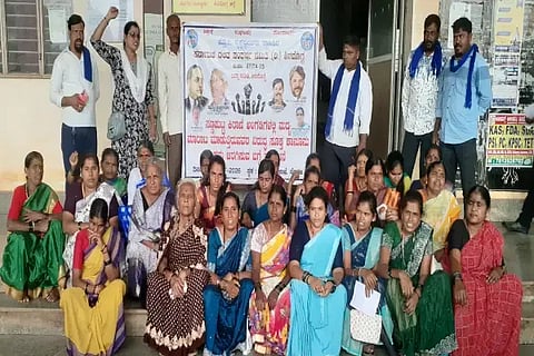 ಸೊರಬ ತಾಲೂಕಿನ ಕಿರಾಣಿ ಅಂಗಡಿಗಳಲ್ಲಿ ಮದ್ಯ ಮಾರಾಟ ನಿಲ್ಲಿಸುವಂತೆ ಒತ್ತಾಯಿಸಿ ಮೂಗೂರು, ದ್ವಾರಹಳ್ಳಿ ಗ್ರಾಮಸ್ಥರು ಅಬಕಾರಿ ಇಲಾಖೆ ಕಚೇರಿ ಎದುರು ಪ್ರತಿಭಟನೆ ನಡೆಸಿದರು. ಗಂಗಮಾಳಮ್ಮ,  ಜಿಲ್ಲಾ ಸಂಘಟನಾ ಸಂಚಾಲಕ ಪರಶುರಾಮ್, ಪರಿಮಳಾ, ಸುನೀತಾ, ವಿನುತಾ, ಸರೋಜಮ್ಮ ಇತರರಿದ್ದರು.