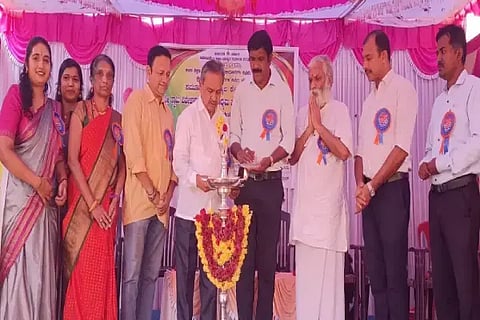 ಸೊರಬದ ಸ್ವಾಮಿ ವಿವೇಕಾನಂದ ಶಾಲೆಯಲ್ಲಿ ಏರ್ಪಡಿಸಿದ್ದ ಪಿಡಬ್ಲೂೃಡಿ ಕ್ಲಸ್ಟರ್ ಮಟ್ಟದ ಪ್ರತಿಭಾ ಕಾರಂಜಿ ಕಾರ್ಯಕ್ರಮವನ್ನು ಕ್ಷೇತ್ರ ಸಮನ್ವಯಾಧಿಕಾರಿ ದಯಾನಂದ ಕಲ್ಲೇರ್ ಉದ್ಘಾಟಿಸಿದರು. ಮಧುರಾಯ್ ಜಿ.ಶೇಟ್, ಸಂಜೀವಕುಮಾರ, ಸುಧಾ ಇತರರಿದ್ದರು.