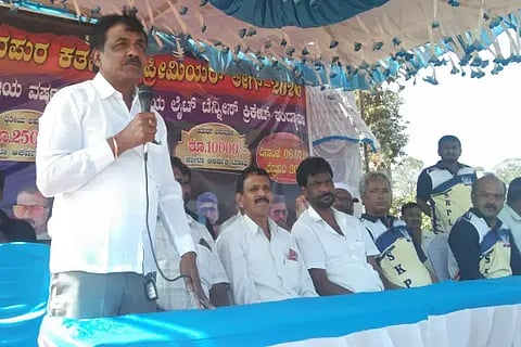 ಶಿವಪುರ ಗ್ರಾಮದಲ್ಲಿ ಆಯೋಜಿಸಿದ್ದ ಕ್ರಿಕೆಟ್ ಪಂದ್ಯಾವಳಿ ಸಭಾ ಕಾರ್ಯಕ್ರಮದಲ್ಲಿ ಜಿಪಂ ಮಾಜಿ ಸದಸ್ಯ ಗುರುಕುಮಾರ್ ಪಾಟೀಲ್ ಮಾತನಾಡಿದರು. ಸಲೀಂ, ಚಂದ್ರಪ್ಪ ಕತವಾಯಿ, ಅಜೀಮ್ ಇತರರಿದ್ದರು.
