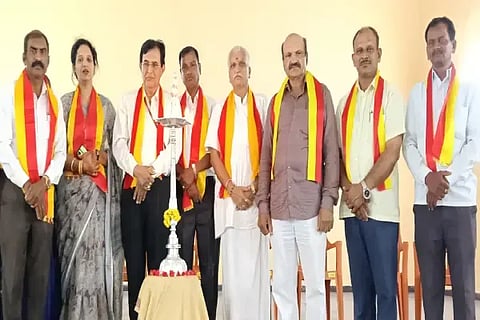 ಸೊರಬ ಕನ್ನಡ ಸಾಹಿತ್ಯ ಭವನದಲ್ಲಿ ಆಯೋಜಿಸಿದ್ದ ಕಸಾಪ ಸಂಸ್ಥಾಪನಾ ದಿನಾಚರಣೆಯಲ್ಲಿ ಡಾ. ಎಂ.ಕೆ.ಭಟ್, ರಾಜಪ್ಪ ಮಾಸ್ಟರ್, ಶಿವಾನಂದ ಪಾಣಿ, ಮಧುರಾಯ್ ಶೇಟ್, ಎ.ವಿ.ಪವಿತ್ರಾ ಇತರರಿದ್ದರು.