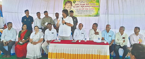 ಸೊರಬ ಆಶ್ರಯ ಬಡಾವಣೆಯಲ್ಲಿ ಕೃಷಿ ಭವನ ಕಟ್ಟಡಕ್ಕೆ ಭೂಮಿ ಪೂಜೆ ಕಾರ್ಯಕ್ರಮದಲ್ಲಿ ಸಚಿವ ಮಧು ಬಂಗಾರಪ್ಪ ಮಾತನಾಡಿದರು. ನಗರದ ಮಹದೇವಪ್ಪ, ಎಚ್​.ಎನ್​.ನಾಗರಾಜ್​, ಟಿ.ಬಿ.ಸುರೇಶ್​ ಇತರರಿದ್ದರು.