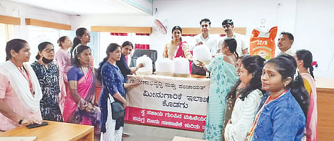  ಸೋಮವಾರಪೇಟೆ ತಾಲೂಕಿನ ಗ್ರಾಮ ಪಂಚಾಯಿತಿ ಮಟ್ಟದ ಒಕ್ಕೂಟಗಳ ವ್ಯಾಪ್ತಿಯ ಕೆರೆಗಳಲ್ಲಿ ಮೀನುಗಾರಿಕೆ ಚಟುವಟಿಕೆ ಕೈಗೊಳ್ಳಲು ಸಂಘಗಳಿಗೆ ಮೀನುಮರಿಗಳನ್ನು ವಿತರಿಸುವ ಕಾರ್ಯಕ್ರಮದಲ್ಲಿ ತಾಲೂಕು ಪಂಚಾಯಿತಿ ಕಾರ್ಯನಿರ್ವಹಣಾಧಿಕಾರಿ ಪರಮೇಶ್‌ಕುಮಾರ್ ಮಾತನಾಡಿದರು. ಮಿಲನಾ ಭರತ್ ಇದ್ದರು.