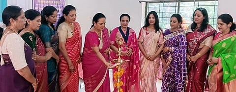 ಸೋಮವಾರಪೇಟೆ ಇನ್ನರ್‌ವ್ಹೀಲ್ ಕ್ಲಬ್‌ನ ನೂತನ ಆಡಳಿತ ಮಂಡಳಿಯ ಪದಗ್ರಹಣ ಸಮಾರಂಭವನ್ನು ಕ್ಲಬ್ ಜಿಲ್ಲಾ ಮಾಜಿ ಅಧ್ಯಕ್ಷೆ ಜಾಹ್ನವಿ ಮೂರ್ತಿ ಉದ್ಘಾಟಿಸಿದರು. ತನ್ಮಿಯಿ, ಲತಾ, ಸುವಿನಾ, ವನಿತಾ ಇದ್ದರು.