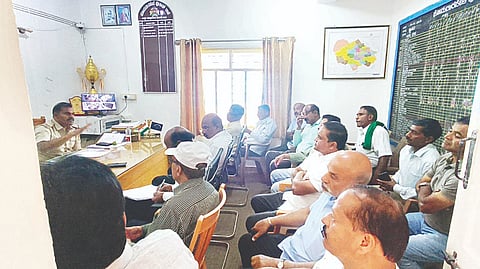 ಸೋಮವಾರಪೇಟೆ ಪೊಲೀಸ್ ಠಾಣೆಯಲ್ಲಿ ಆಯೋಜಿಸಿದ್ದ ಸಭೆಯಲ್ಲಿ ಇನ್‌ಸ್ಪೆಕ್ಟರ್ ಮುದ್ದುಮಹದೇವ ಕಾರ್ಮಿಕರ ಸುರಕ್ಷತೆ ಬಗ್ಗೆ ಬೆಳೆಗಾರರಿಗೆ ತಿಳಿಸಿದರು. ದಿನೇಶ್, ಲವ, ಸುರೇಶ್ ಇದ್ದರು.