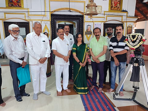  ಸೋಮವಾರಪೇಟೆ ಸೋಮೇಶ್ವರ ದೇವಾಲಯದಲ್ಲಿ ಜೇನುಬೇಲಿ ಚಿತ್ರದ ಚಿತ್ರೀಕರಣಕ್ಕೆ ಮಾಜಿ ಸಚಿವ ಅಪ್ಪಚ್ಚು ರಂಜನ್ ಚಾಲನೆ ನೀಡಿದರು. ರೂಪ, ಮೇದಪ್ಪ, ಗುರಮಲ್ಲೇಶ್ ಇದ್ದರು.