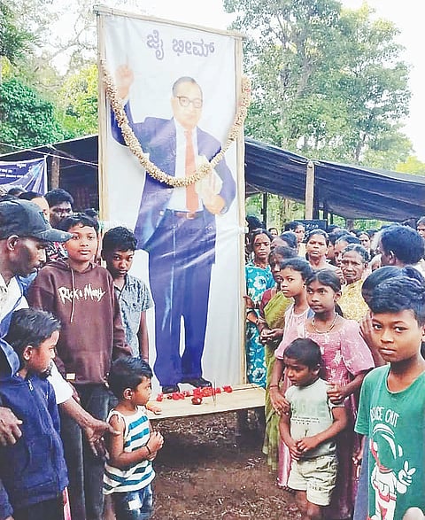 ಸೋಮವಾರಪೇಟೆ ತಾಲ್ಲೂಕಿನ ಮಾದಾಪುರ ಗ್ರಾಮ ಪಂಚಾಯಿತಿಯ ಕುಂಬೂರು ಗ್ರಾಮದ ಸ.ನಂ.125/1 ಪೈಸಾರಿ ಜಾಗದಲ್ಲಿ ನಿವೇಶನಕ್ಕಾಗಿ ಕಾರ್ಮಿಕರು ಡಾ.ಅಂಬೇಡ್ಕರ್ ಭಾವಚಿತ್ರವನ್ನು ಇಟ್ಟುಕೊಂಡು ಪ್ರತಿಭಟನೆಯಲ್ಲಿ ಪಾಲ್ಗೊಂಡಿದ್ದಾರೆ. 