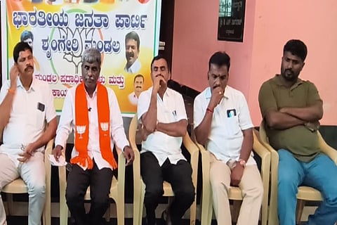 ಶೃಂಗೇರಿಯಲ್ಲಿ ಆಯೋಜಿಸಿದ್ದ ಬಿಜೆಪಿ ಕಾರ್ಯಕರ್ತರ ಸಭೆಯಲ್ಲಿ ಸಂಸದ ಕೋಟಾ ಶ್ರೀನಿವಾಸ್ ಪೂಜಾರಿ ಮಾತನಾಡಿದರು. ಎಚ್.ಎಸ್.ವೇಣುಗೋಪಾಲ್, ಮಣಿಕಂಠ, ಅರುಣ್‌ಕುಮಾರ್ ಇದ್ದರು.