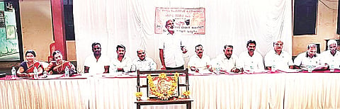 ಶನಿವಾರಸಂತೆ ಸಮೀಪದ ಸ್ಥಳೀಯ ಭಾರತಿ ವಿದ್ಯಾಸಂಸ್ಥೆ ಸಭಾಂಗಣದಲ್ಲಿ ಆಯೋಜಿಸಿದ್ದ ಶನಿವಾರಸಂತೆ ವ್ಯವಸಾಯೋತ್ಪನ್ನ ಮಾರಾಟ ಸಹಕಾರ ಸಂಘದ ವಾರ್ಷಿಕ ಮಹಾಸಭೆಯಲ್ಲಿ ಡಿ.ಬಿ.ಧರ್ಮಪ್ಪ ಮಾತನಾಡಿದರು.  ಕುಮಾರ್ ನಾಯಕ,  ಎಸ್.ಸಿ.ಶರತ್‌ಶೇಖರ್, ಪರಮೇಶ್, ಮಹಾಂತಪ್ಪ, ದೀಪಕ್, ಬಿ.ಎಸ್.ಮಂಜುನಾಥ್, ದೇವಾಂಬಿಕ ಮಹೇಶ್, ಎಸ್.ಜಿ.ರವಿಕುಮಾರ್ ಇತರರಿದ್ದರು.
