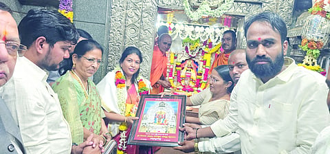  ಯಲ್ಲಮ್ಮ ದೇವಸ್ಥಾನ ಅಭಿವೃದ್ಧಿ ಪ್ರಾಧಿಕಾರದ ಪ್ರಭಾರ ಕಾರ್ಯದರ್ಶಿಯಾಗಿ ಅಧಿಕಾರ ಸ್ವೀಕರಿಸಿದ ಕೆಎಎಸ್ ಅಧಿಕಾರಿ ಪ್ರಭಾವತಿ ಕೀರಪುರ ಅವರನ್ನು ದೇವಸ್ಥಾನ ವತಿಯಿಂದ ಸನ್ಮಾನಿಸಲಾಯಿತು. ನಾಗರತ್ನಾ ಚೋಳಿನ, ಮಲ್ಲಿಕಾರ್ಜುನ ಹೆಗ್ಗನ್ನವರ ಇತರರಿದ್ದರು.