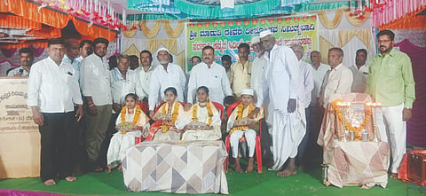 ಯಾದವಾಡ ಗ್ರಾಮದಲ್ಲಿ ಹಮ್ಮಿಕೊಂಡಿದ್ದ ದೀಪೊತ್ಸವ ಕಾರ್ಯಕ್ರಮದಲ್ಲಿ ಪ್ರತಿಭಾವಂತ ವಿದ್ಯಾರ್ಥಿಗಳನ್ನು ಸನ್ಮಾನಿಸಲಾಯಿತು. ಹಸನಸಾಬ್​ ಮುಧೋಳ, ಎಂ.ಡಿ.ಮುಲ್ಲಾ, ಲಕ್ಷ$್ಮವ್ವ ಪಾಟೀಲ, ಹನುಮಂತ ಮೋಡಿ ಇತರರಿದ್ದರು.