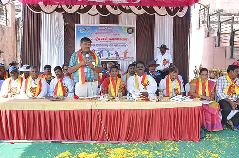 : ಕ್ರೀಡಾಪಟುಗಳು ಸೋಲು-ಗೆಲುವನ್ನು ಸಮಾನವಾಗಿ ಸ್ವೀಕರಿಸಬೇಕು ಎಂದು ತಾಲೂಕು ಪಂಚಾಯಿತಿ  ಕಾರ್ಯನಿರ್ವಾಹಕ ಅಧಿಕಾರಿ ಗುರುಶಾಂತಪ್ಪ ಬೆಳ್ಳುಂಡಗಿ ಹೇಳಿದರು.