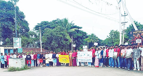  ಮತದಾರರ ಪಟ್ಟಿಯ ವಿಶೇಷ ಸಮಗ್ರ ಪರಿಷ್ಕರಣೆ (ಎಸ್‌ಐಆರ್) ಕುರಿತು ಸಾರ್ವಜನಿಕರಲ್ಲಿ ಜಾಗೃತಿ ಮೂಡಿಸಲು ಪಾಲಿಬೆಟ್ಟ ಸರ್ಕಾರಿ ಪದವಿ ಪೂರ್ವ ಕಾಲೇಜಿನ ವಿದ್ಯಾರ್ಥಿಗಳು ಇತೀಚೆಗೆ ಜಾಗೃತಿ ಜಾಥಾ ನಡೆಸಿದರು.
