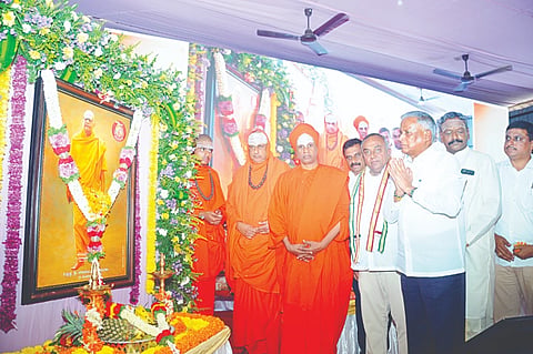 ನಗರದ ಶ್ರೀ ಹೊಸಮಠದ ಆವರಣದಲ್ಲಿ ಸೋಮವಾರ ಆಯೋಜಿಸಿದ್ದ ಶ್ರೀಚಿದಾನಂದ ಸ್ವಾಮೀಜಿ ಪುಣ್ಯಸ್ಮರಣೆ ಕಾಂರ್ುಕ್ರಮದಲ್ಲಿ ಶ್ರೀಶಿವರಾತ್ರಿ ದೇಶಿಕೇಂದ್ರ ಸ್ವಾಮೀಜಿ, ಶ್ರೀಸಿದ್ದಲಿಂಗ ಸ್ವಾಮೀಜಿ, ವಿ.ಸೋಮಣ್ಣ, ಟಿ.ಎಸ್.ಶ್ರೀವತ್ಸ, ಹಿನಕಲ್ ಬಸವರಾಜು ಇತರರು ಇದ್ದರು.