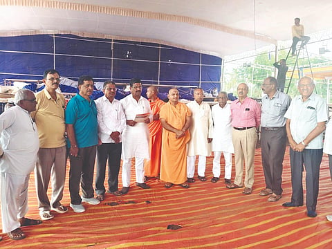 ಬಾದಾಮಿ ಸಮೀಪದ ಬನಶಂಕರಿಯಲ್ಲಿ ಅಖಿಲ ಭಾರತ ದೇವಾಂಗ (ನೇಕಾರ) ಜಾಗೃತಿ ಸಮಾವೇಶ ಸಮಾರಂಭ ಕುರಿತು ರವೀಂದ್ರ ಕಲಬುರ್ಗಿ ಮಾಹಿತಿ ನೀಡಿದರು. ಹಂಪಿ ಹೇಮಕೂಟದ ದಯಾನಂದಪುರಿ ಮಹಾಸ್ವಾಮಿಗಳು, ಸಿ.ಎಲ್. ಧನಪಾಲ್, ಟಿ. ರಾಜೇಶ, ಎಚ್. ಪರಮೇಶ್ವರಪ್ಪ ಇತರರಿದ್ದರು.