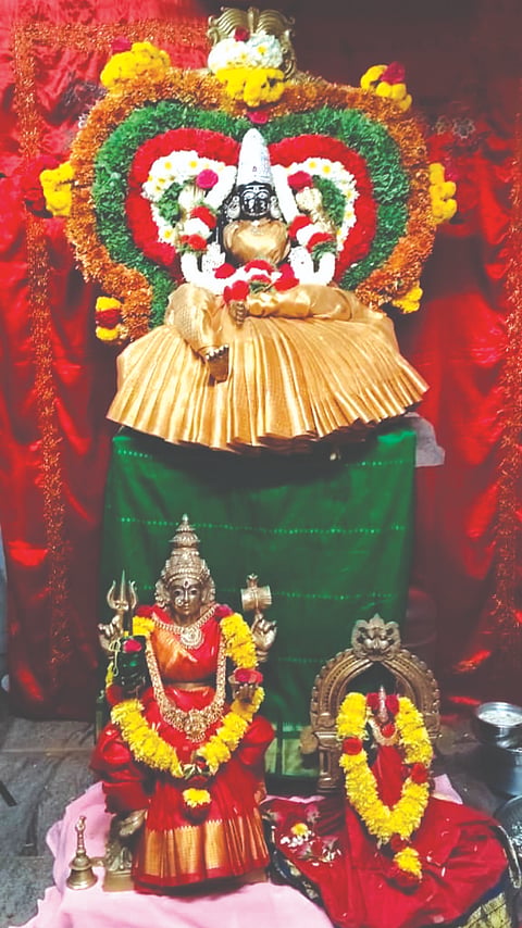ಚೇಳೂರು ತಾಲೂಕಿನ ಆಚಗಾನಪಲ್ಲಿ ಗ್ರಾಮದ ಸಲ್ಲಾಪುರಮ್ಮ ದೇವತೆಗೆ ವಿಶೇಷ ಅಲಂಕಾರ ಮಾಡಲಾಗಿತ್ತು.