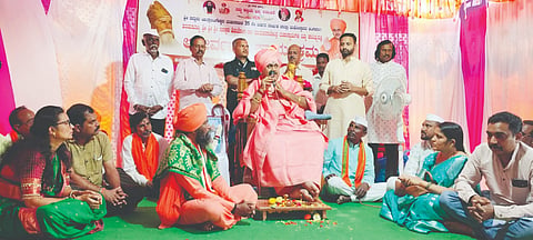 ದಾಂಡೇಲಿಯ ಸದ್ಗುರು ಯಲ್ಲಾಲಿಂಗೇಶ್ವರ ಶಾಖಾ ಮಠದ ವಾರ್ಷಿಕ ಜಾತ್ರೋತ್ಸವದಲ್ಲಿ ಮುಗುಳಖೋಡದ ಶ್ರೀ ಷಡಕ್ಷರಿ ಶಿವಯೋಗಿ ಡಾ.ಮುರುಘ ರಾಜೇಂದ್ರ ಮಹಾಸ್ವಾಮಿಗಳು ಮಾತನಾಡಿದರು. ಶ್ರೀ ಸಂಜಯ ಮಹಾರಾಜ ಸ್ವಾಮಿಜಿ, ಭಕ್ತ ಅಮೋಗಿ ಮದರಿ ಇತರರಿದ್ದರು.