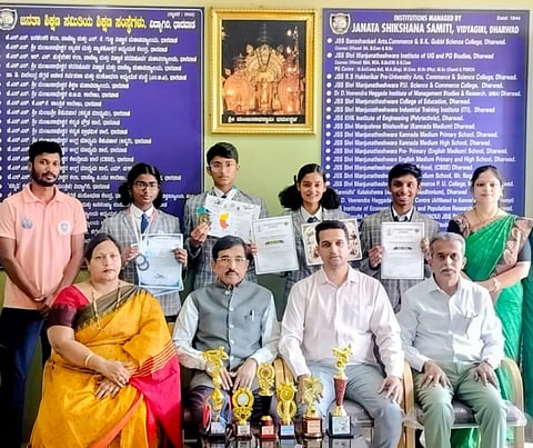 ಧಾರವಾಡ ವಿದ್ಯಾಗಿರಿ ಜೆಎಸ್​ಎಸ್​ ಶ್ರೀ ಮಂಜುನಾಥೇಶ್ವರ ಸೆಂಟ್ರಲ್​ ಸ್ಕೂಲ್​ ವಿದ್ಯಾರ್ಥಿಗಳನ್ನು ಕಾರ್ಯದರ್ಶಿ ಡಾ. ಅಜಿತ ಪ್ರಸಾದ್​ ಸನ್ಮಾನಿಸಿದರು.