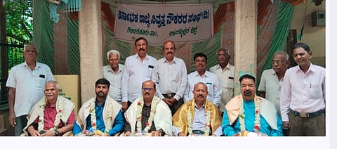 ರಾಜ್ಯ ಸರ್ಕಾರಿ ನಿವೃತ್ತ ನೌಕರರ ಸಂಘದಿಂದ ಗೌರಿಬಿದನೂರು ಶಾಖೆಯ ನಿವೃತ್ತ ನೌಕರರು ಹಾಗೂ ಗಣ್ಯರಿಗೆ ಸನ್ಮಾನಿಸಲಾಯಿತು. ತಾಲೂಕು ಅಧ್ಯಕ್ಷ ದಸ್ತಗಿರಿಸಾಬ್​, ನಿವೃತ್ತ ಉಪನಿರ್ದೇಶಕ ಟಿ.ಕೃಷ್ಣ್ಣಮೂರ್ತಿ, ಶಿಕ್ಷಣ ಇಲಾಖೆಯ ನಿವೃತ್ತ ನಿರ್ದೇಶಕ ಜಿ.ಚಂದ್ರಶೇಖರ್​ ಇತರರಿದ್ದರು. 
