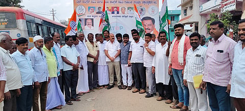 ಗುಡಿಬಂಡೆ ತಾಲೂಕು ಕಚೇರಿ ಮುಂಭಾಗ ಕಾಂಗ್ರೆಸ್​ ಸಮಿತಿಯಿಂದ ಹಮ್ಮಿಕೊಂಡಿದ್ದ ವೋಟ್​ ಚೋರಿ ಸಹಿ ಸಂಗ್ರಹ ಅಭಿಯಾನದಲ್ಲಿ ಕಾಂಗ್ರೆಸ್​ ಜಿಲ್ಲಾಧ್ಯಕ್ಷ ಕೇಶವರೆಡ್ಡಿ, ಮುಖಂಡ ಎಚ್​.ಪಿ.ಲಕ್ಷಿ$್ಮನಾರಾಯಣ, ಬ್ಲಾಕ್​ ಕಾಂಗ್ರೆಸ್​ ಅಧ್ಯಕ್ಷ ಆದಿರೆಡ್ಡಿ, ರಾಜ್ಯ ಯುವ ಕಾಂಗ್ರೆಸ್​ ಕಾರ್ಯದರ್ಶಿ ಬಾಲೇನಹಳ್ಳಿ ರಮೇಶ್​ ಇದ್ದರು.
