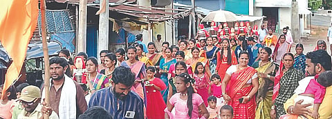 ಗುರುಗುಂಟಾದಲ್ಲಿ ಆಂಜನೇಯ ಹಾಗು ಕಾಶಿ ವಿಶ್ವನಾಥ ದೇವರ ಕಲಶ ಮೆರವಣಿಗೆಯಲ್ಲಿ ಮಹಿಳೆಯರು ಕುಂಭ-ಕಳಸದೊಂದಿಗೆ ಭಾಗವಹಿಸಿದ್ದರು.
