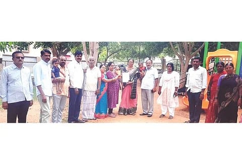 ಹರಪನಹಳ್ಳಿ ಹಡಪದ ಅಪ್ಪಣ್ಣೇಶ್ವರ ದೇವಾಲಯ ಪಕ್ಕದಲ್ಲಿರುವ ಉದ್ಯಾನದಲ್ಲಿ ಸೌಲಭ್ಯ ಕಲ್ಪಿಸಬೇಕಂದು ನಗರಸಭೆ ಪೌರಾಯುಕ್ತೆ ರೇಣುಕಾ ಎಸ್ ದೇಸಾಯಿಗೆ ಸ್ಥಳೀಯರು ಮನವಿ ಸಲ್ಲಿಸಿದರು. ಕಣಿವಿಹಳ್ಳಿ ಮಂಜುನಾಥ ವಕೀಲ, ಕಲ್ಲಹಳ್ಳಿ ಗುರುಸಿದ್ದಯ್ಯ, ವೀರೇಶ ಹಾರಕನಾಳು, ಸುರೇಂದ್ರ ಬಾಬು, ಇಟ್ಟಿಗುಡಿ ರೇವಮ್ಮ, ಶ್ರೀದೇವಿ ಕಣಿವಿ, ಶ್ರುತಿ ಕಣಿವಿಹಳ್ಳಿ ಇತರರಿದ್ದರು.