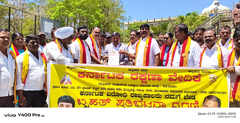 karave, protest, against,